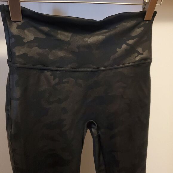 Spanx Faux leather Camo leggings. Black and grey. Shimmers. Size S. 26,5" Inseam - Picture 4 of 13